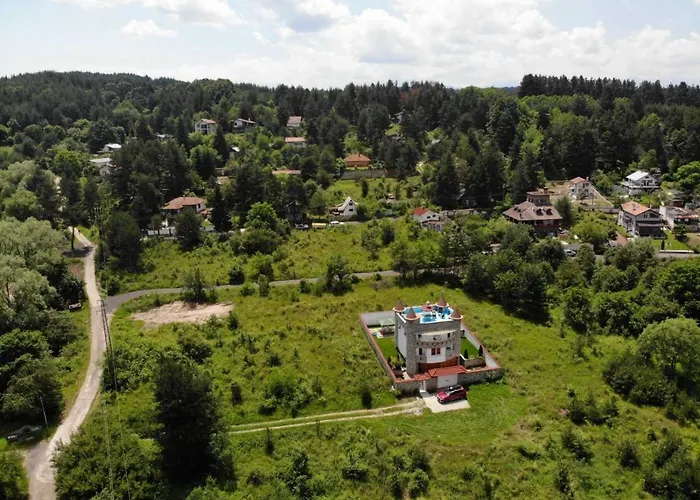 замък никола * Shtarkelovo Gnezdo